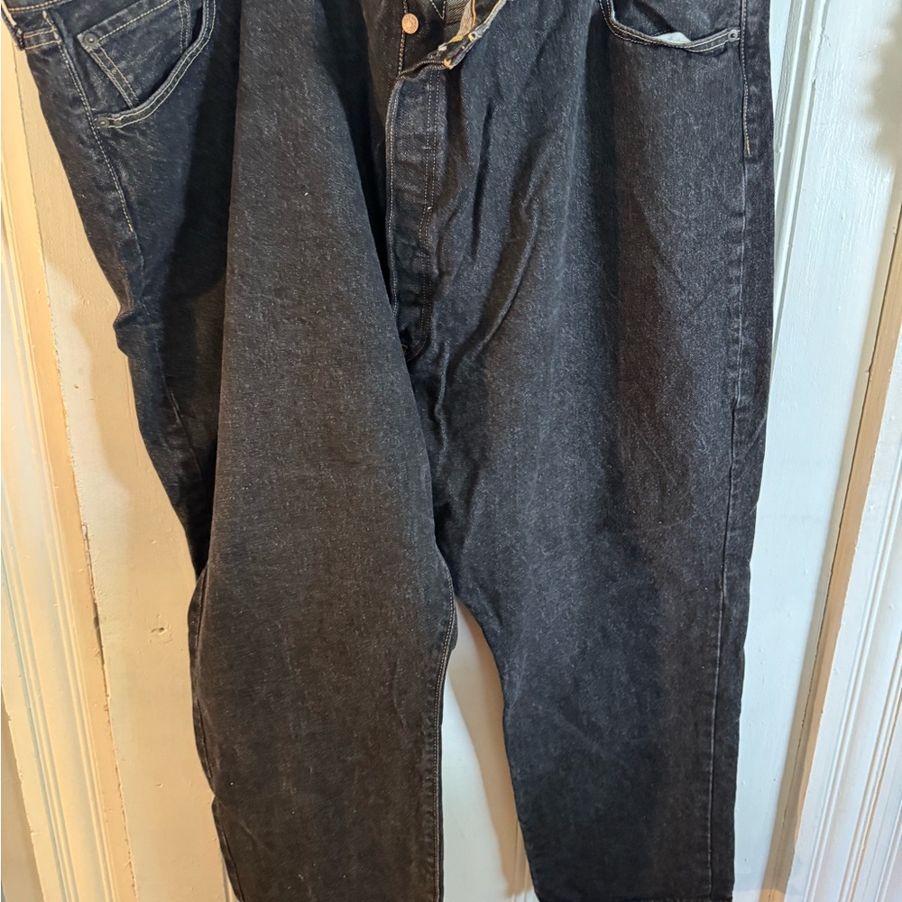 Big men’s Levi’s 501 button fly jeans. W60L30